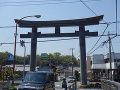 貴志川線の竈山駅を降りると、小さな橋の向こう側に大きな鳥居が見えてきます。
竈山神社までは、ここから10分程歩きます。