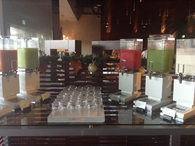 ラウンジでのチェックインの際に、二人目無料特典をお使いですので、朝食は、レストランなら3人、ラウンジなら4人大丈夫ですとの説明を受けました。<br />3人でレストランに来てみました。<br />残る一人はラウンジで朝食です♪