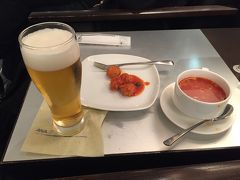 朝の成田空港。
多分飛んだらすぐに食事が出るので、軽くスープと団子。
でもビールは欠かせない。