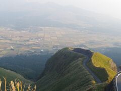 鍋ヶ滝を出発し、本当は大分県の九重大吊り橋に行こうと思ったんですが思いのほか写真撮って時間を使ってしまったため諦めてラピュタ道へ

ここでミルクロード経由で行きたかったのに細い道を使うルートをナビが示してしまい時間ロスしましたﾟ(ﾟ´Д｀ﾟ)ﾟ

しかし、無事にたどり着いた先には素敵な景色が♪