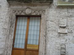 プリオリ宮の入口の反対側は、コレッジョ・デル・カンビオ。

ラッファエッロのお師匠さんのペルジーノの天国。