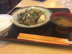 那覇空港に到着後、市内へゆいレールで向かいました。
宿は前回同様、県庁前にkariyushiですが、その前に夕食です。
みかどで、ナスと牛肉の味噌煮をいただきました。