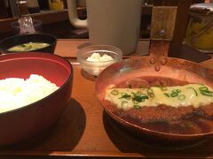 大阪は自分にとっては地元ですので、落ち着きます。
日常のやるべきことをこなしてから、昼食です。
2ビルの祭太鼓でチーズカツ丼定食をいただきました。