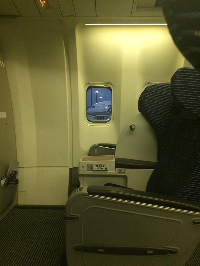 プレミアムクラスの座席に今回も着席です。<br />前回以上に空いていました。