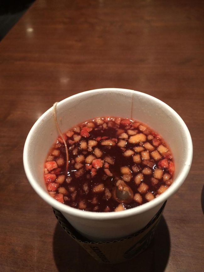 先ほどのメールに沿って、関西空港に戻ってからスタバに寄ってフルーツクラッシュ&amp;ティーをいただきました。