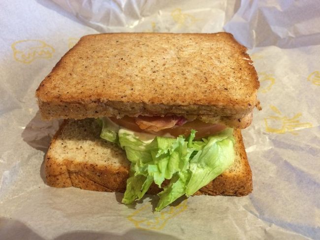 2日目になります。<br />まずチェックアウト後、すぐに那覇空港に向かって<br />premium GOZENもあるので空港のA&amp;Wで軽く朝食がでら食事です。