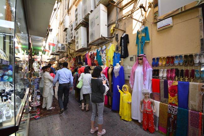 ん？<br />娘さん、何か目に留まったかな。