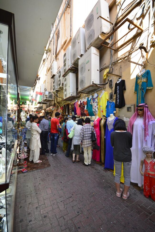 スマホで撮るのね。<br />私たちはキーホルダーを物色・・・<br />