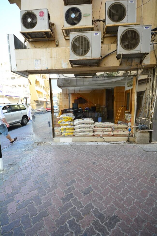 セメントの袋が並んでると思ったら・・・インドのお米、バスマティ・ライスが積んでありました^^;