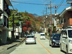 那須湯本温泉郷の温泉街を抜け、那須街道をさらに登っていきます。