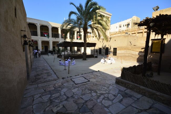 ゴールド・スークからメトロのアル・ラス駅に行く途中に、ヘリテージ・ハウスという小さな博物館が」あったので、寄ってみました。<br />ドバイの伝統様式の住宅を再現してあります。<br />