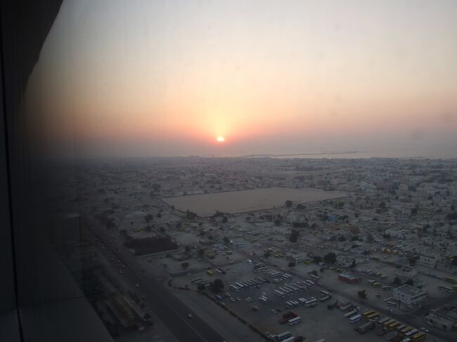 コンラッドに戻って来ました。夕陽が落ちていきます。<br />観光で歩き疲れたので、このあとは外に出ないで、エグゼクティブ・ラウンジでのアフタヌーンティーとカクテルタイムを楽しみました。<br />ラウンジは、昨日と比べてだいぶ空いたので、やはり大晦日が混むようですね。