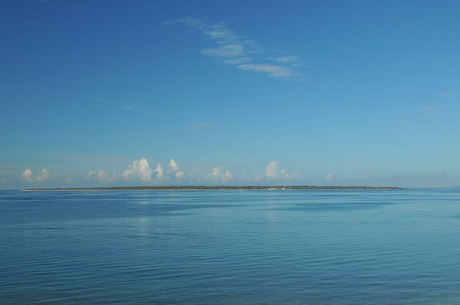 遠くに竹富島が見えます<br /><br />今日も朝から暑い！！<br /><br />楽しい一日が始まります