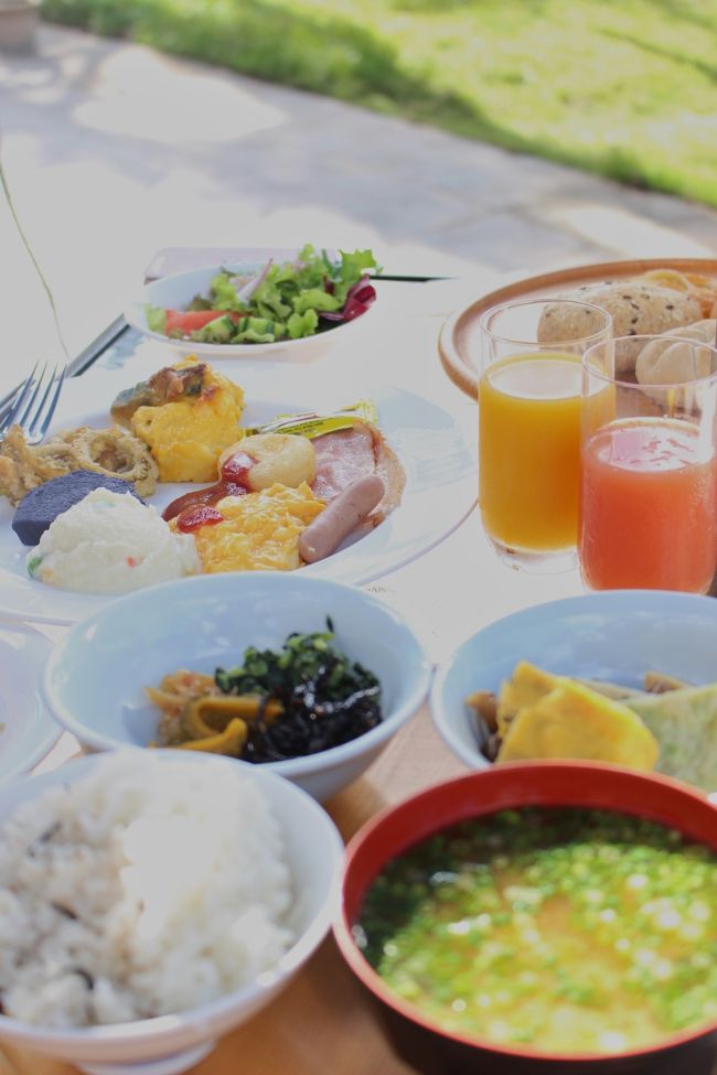 朝から本当によく食べます<br /><br />なんせ日本の食事は旨いのです！！<br /><br />自家製のパン、野菜、御飯、生ジュース<br /><br />どれも最高です