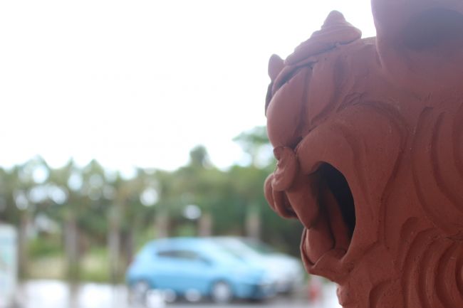 シーサーからはこんな感じで見えているんだな?っと<br />ふと思って一枚...<br /><br />子供みたいだと注意を受ける<br /><br />帰国した時くらいは、はしゃぎたいじゃんかっ！！<br /><br />と<br /><br />くだらない喧嘩勃発....<br /><br />離島ターミナル行きのバスが来るまで変な空気が流れいたので<br /><br />ごめんねと聞こえないくらい小っちゃ?い声で謝った。。<br /><br />そんなこんなでフロントの方にお礼を伝えて<br /><br />石垣港離島ターミナルに向かいます<br /><br /><br />