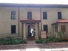 バニアンツリーのすぐ横にたつ、コートハウス。

２階は博物館になっていて、ハワイアンが使っていた石器や、日本からの移民が残した道具などが展示されています。