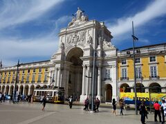 ベレンから路面電車でリスボンに戻り、下車した所はコメルシオ広場。
あの凄い門は勝利のアーチって言うんだって。