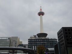 京都タワー
今日は曇りで良い感じ、時代祭見るのに暑いと困るからね、日焼けも恐いから