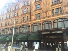 高級ショッピング街のナイツブリッジまで２０分ほど歩き、ロンドンの老舗百貨店ハロッズに到着。
地下1階には食品やハロッズショップがありますので、おみやげにオススメです。