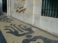 アウグスタ通りをブラブラ。この通りは観光客も多い。
銀行の建物の壁面には船の彫刻。石畳はイカリっぽい。