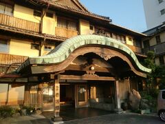 宿泊先の「春陽館」。

http://www.shunyokan.com/

小浜温泉を代表する老舗旅館です。
長崎県のふるさと割を利用し、通常より安く泊まる事ができました。