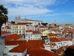 展望台を少し下ったポルタス･ド･ソル広場から見る景色がこれ。
青い空にオレンジの屋根瓦も私の南欧のイメージとドンピシャ。