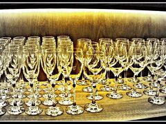 【グラス芸術】

さり気無く並べられたグラスが綺麗で美しい.....。