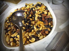 【サンパウロ・グァルーリョス（GRU）国際空港】

最近、年老いたせいか、味の好みが少しづつ変わってきたんです.......。以前は全く目もくれなかったナッツ類が、最近、物凄く美味しく感じられて......バクバク食い尽くしてしまいます....。コレステロール・塩分が急上昇....か.....？