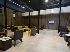 【サンパウロ・グァルーリョス（GRU）国際空港】

それに比べてワンワールドは、（人気が落ちるからか？）比較的スペースもたっぷりと大きく、客もそれ程多いわけではなく......

ベターというのが私の印象。