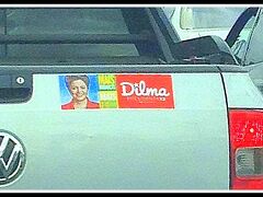 ブラジル史上初の女性大統領にして、経済状況を崩壊させ、史上最低の支持率になってしまった「ブラジル・ジウマ大統領」のステッカーを見ながら......大渋滞さなかの道を、一路、空港に向かいます。

現在のサンパウロの交通渋滞は凄まじく、金曜日などの夕刻は空港までのたった４０ｋｍの道程に３−４時間かかることがざらです（空いていたら４０分）。

そんな状態なので、２１：３０の飛行機に乗るのに１５：３０−１６：００に空港に向かう必要があります。