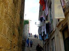 サンタ･ルジア展望台横の階段を下りて、
リスボンで一番古い街並が残るアルファマ地区へ。ず〜と下りです。