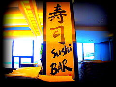 ここにはあの「寿司」カウンターもあります。

その名も見ての通り。

.......「寿司 Sushi Bar」.........