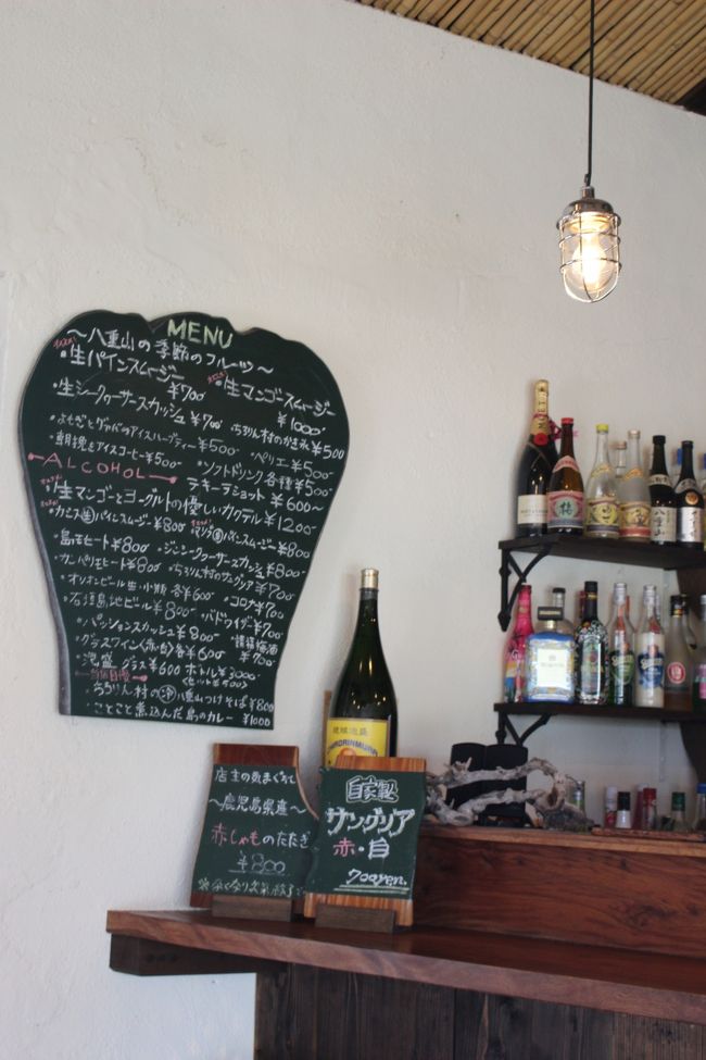 メニューです<br /><br />パイナップルスムージーと<br />金の延べ棒を注文<br /><br />お腹いっぱいで食事物は無理でした