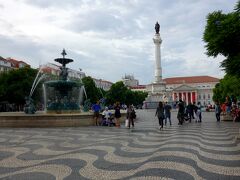 そしてこちらがロシオ広場。
中央の円柱のブロンズ像は初代ブラジル国王になったドン･ペドロ４世。