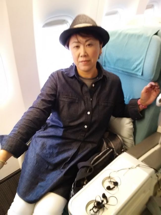これでもご機嫌です(笑)<br /><br />千歳から仁川空港まで2時間強。<br />乗り換えも比較的簡単に出来、<br />ダナンへは5時間弱で到着でした。<br /><br />入国審査、荷物をピックアップして、ホテルに着いたのは夜の10時過ぎ。<br /><br />初日は荷ほどきをして、ビールを飲んで就寝でした。<br />