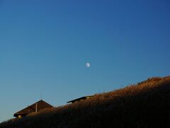 やってきたのは、生石高原です。

月が・・・！