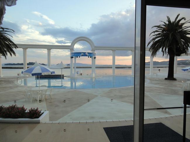 ﾎﾃﾙに入ると、大きく広がるﾛﾋﾞｰから、海が見えます。<br /><br />ここで結婚式を挙げる方は、前のｹﾞｰﾄまで船できて、ﾌﾟｰﾙの上にﾊﾞｰｼﾞﾝﾛｰﾄﾞが作られ、ﾛﾋﾞｰに入ってくるようです。