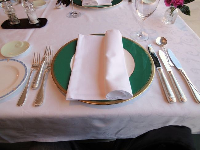 夕食は、夕焼けの時間に合わせて、18:30からでお願いしました。<br /><br />ﾚｽﾄﾗﾝ「Psaria」にて、奥様、ﾜｸﾜｸしています。