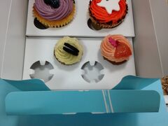 カスケード原宿2階にある「LOLA`S capcakes」で夫へのお土産としてカップケーキを買いました。
こちらもイギリスから日本初上陸です。
イギリスは行ったことないですが・・・。
ブルーベリー、クッキー&クリーム、ブラッドオレンジ、期間限定ハロウィンを買ってみました。
