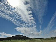 そして草千里ヶ浜へ到着です、烏帽子岳からこちらへ向かって素晴らしい流れの雲が…スケールでかいですね。