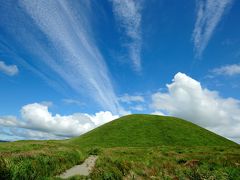 こちらのコースからは米塚がとても近く見ることができますね、前回大観峰方面のコースだったのでここまで大きな米塚は見られませんでした。

この空と米塚、素晴らしい色です。ただ少し味気ない風景でした。これが大観峰目指したコースからだと外輪山を背景とした米塚の遠景が見られそれは素敵な景色なんです。前回3月の時は「阿蘇一番の景色」として記憶にあります。まあ両方見られたということで満足しますかね…。