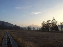 ほの暗い尾瀬ケ原。

道の先には燧岳。言わずと知れた北日本最高峰。日本百名山の一つでもあります。