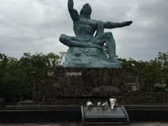 雨が降り出しました。
平和記念像。

外国人二人組みがこの像と同じ格好をして写真を撮っていました。