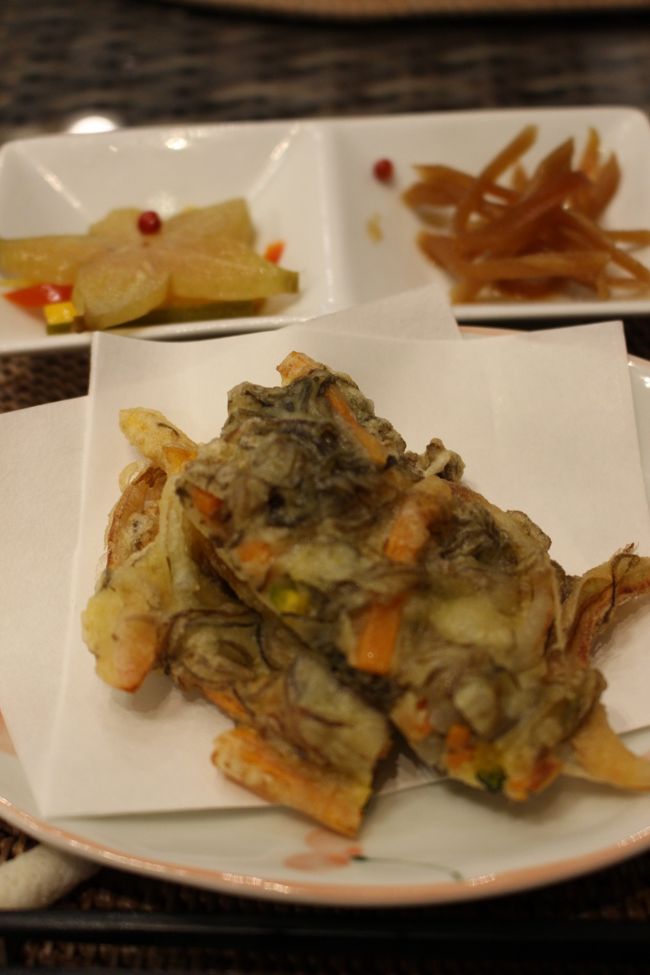 もずくの天ぷらです<br /><br />口直しの果物の酢漬け<br /><br />熱々の天ぷら最高です