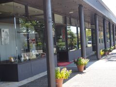 佐賀県立九州陶磁文化館 のカフェで勧められたのがこちら、

有田陶磁の里プラザ 有田焼卸団地。