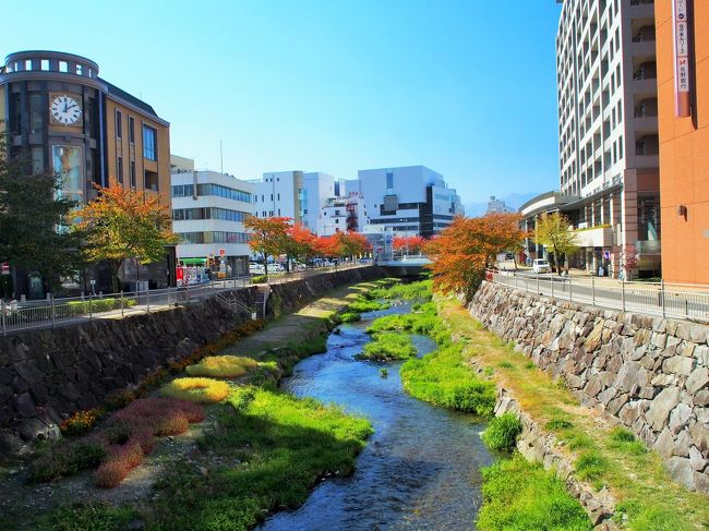 食後、松本駅改札口では、まだ運転見合わせとの表示が。<br /><br />運転再開しても、時間通りには行かないでしょうし、<br />本日は安曇野観光はあきらめました。<br /><br />そして松本市内の観光に変更です。