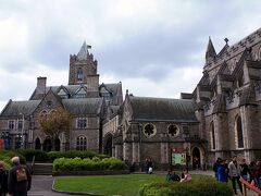 昼食を終えて１４時、テンプル・バー地区のすぐ西側、クライスト・チャーチ大聖堂と道路を挟んで隣り合ったところにあるテーマパーク的博物館の“ダブリニア”（Dublinia）へ。

・・・このダブリニア、もとは１８世紀にネオ・ゴシック様式で建てられた、クライスト・チャーチ大聖堂付属の会議ホールだった建物。

その後も1983年までアイルランド国教会の統括機関として使われていましたが、現在はその役目を終え、中世のダブリンの歴史を紹介する博物館となって訪れる人々の目を楽しませています。