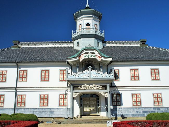 白い壁と青い空、まぶしいくらい！