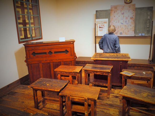 館内には様々な資料が展示されています。<br /><br />こちらは教室を再現した部屋。<br /><br />