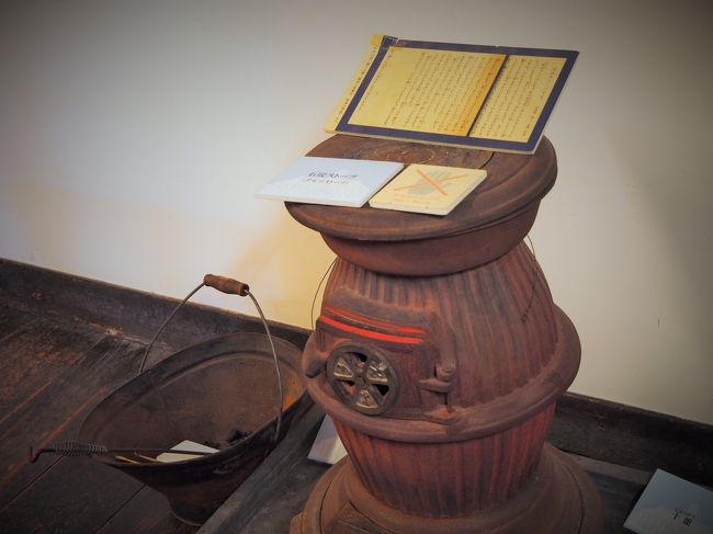 隣の部屋には古いストーブが。<br /><br />こういうの今まで見たことなかったです。